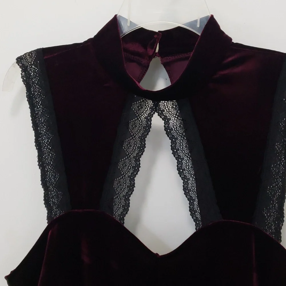 〰️Forever 21〰️ Burgundy Velvet Lace High Neck Cutout Bodysuit 2X - Picture 2 of 7